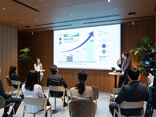 鮮明に映る高輝度・高画質のレーザープロジェクターのイメージ