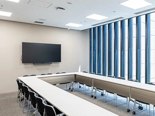 無料で使用できる65インチモニターと<br>高性能ウェブ会議デバイスのイメージ